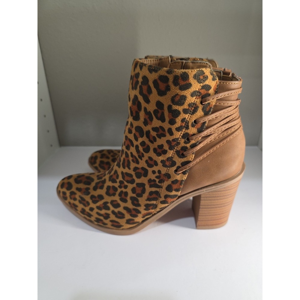 Very Volatile Leopard Print Ankle Booties Chic & Trendy Size 6.5 - Picture 2 of 8